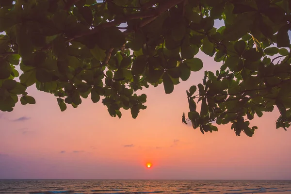 Sonnenuntergang am Strand und Meer — Stockfoto