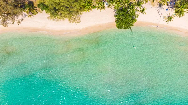 Deniz ve plaj ile havadan görünümü — Stok fotoğraf