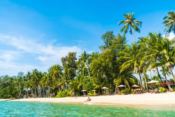 Bella spiaggia tropicale e mare — Foto Stock