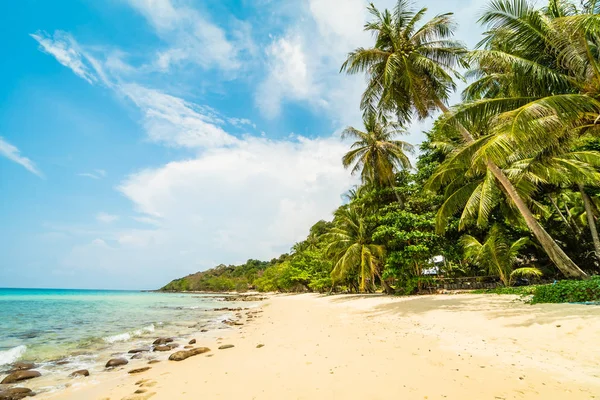 Beautiful paradise island with beach and sea — Stock Photo, Image