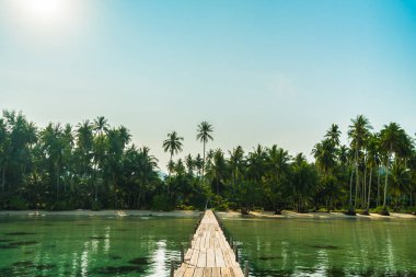 Ahşap köprü ya da plaj ve deniz iskelede