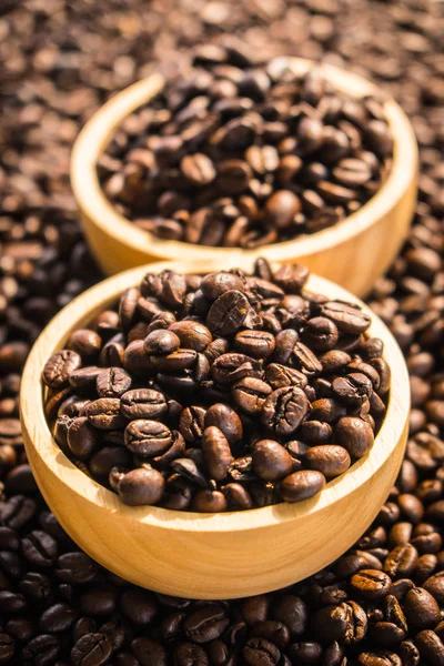 木製のボウルにブラウンのコーヒー豆 — ストック写真