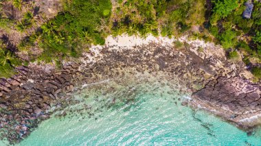 Deniz ve plaj ile havadan görünümü