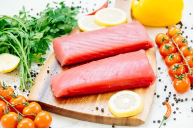 Ham ton balığı filetosu et