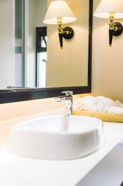 Beyaz lavabo ve musluk suyu