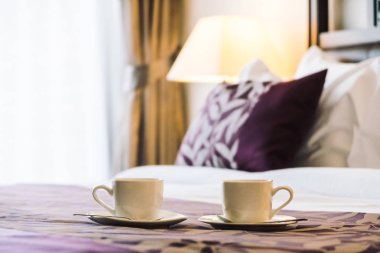 Beyaz kahve fincanı yatakta