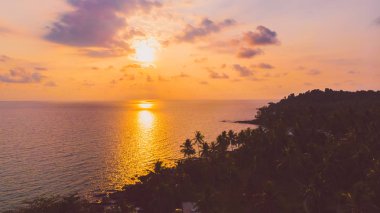 Deniz ve plaj adanın ile havadan görünümü