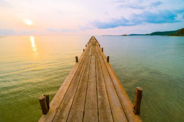 Ahşap köprü ya da plaj ve deniz iskelede