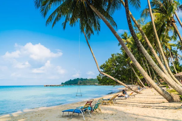 Bella spiaggia tropicale e mare — Foto Stock