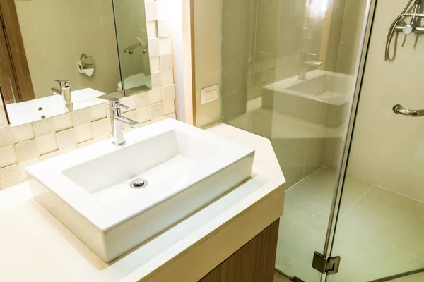 Fregadero blanco y decoración del grifo en el baño —  Fotos de Stock