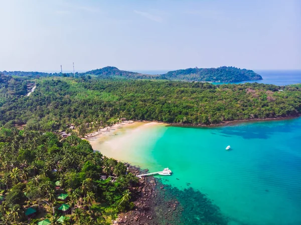 Güzel bir plaj ve deniz Hindistan cevizi hurma ağacı ile havadan görünümü — Stok fotoğraf