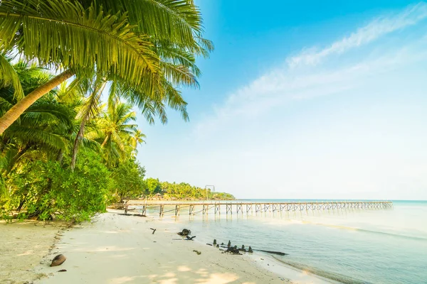 Hermosa isla paradisíaca con playa y mar —  Fotos de Stock