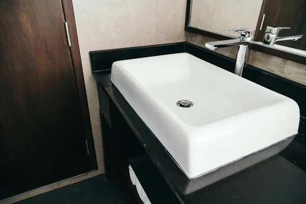 Robinet et évier décoration dans la salle de bain — Photo