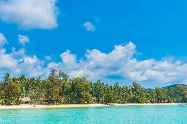 Beautiful tropical beach and sea — Stock Photo, Image