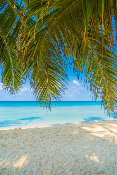 Hermosa playa tropical y el mar — Foto de Stock