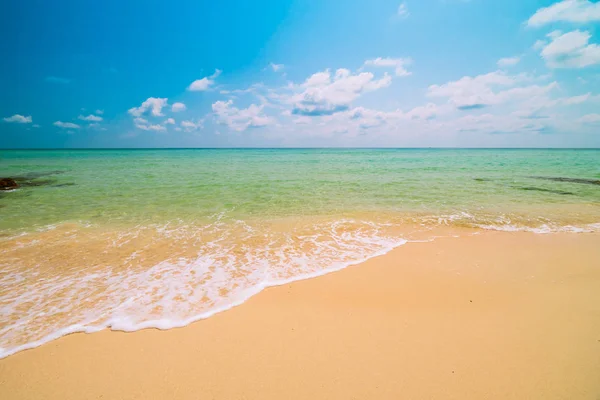 Belo paraíso praia tropical e mar — Fotografia de Stock