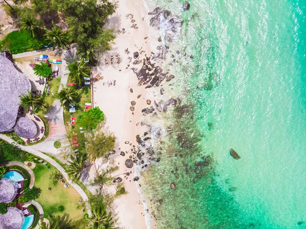 Vista aérea da bela praia e mar com coqueiro — Fotografia de Stock