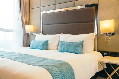 beyaz yastık yatağın üstünde