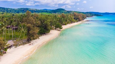 Deniz ve plaj ile havadan görünümü