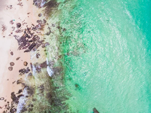 Vista aérea da bela praia e mar com coqueiro — Fotografia de Stock