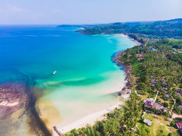 Vista aérea de hermosa playa y mar con palmera de coco — Foto de Stock