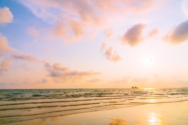 Sahilde ve denizde güzel bir gün batımı