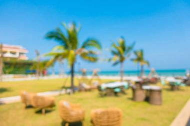 Soyut bulanıklık ve sahilde ufuk açık restoran ve 