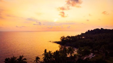 Deniz ve plaj adanın ile havadan görünümü