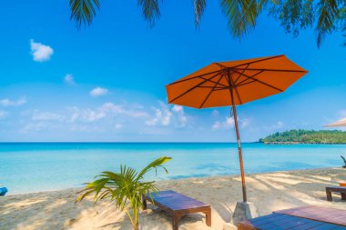 Şemsiye ve sandalye üzerinde plaj ve deniz