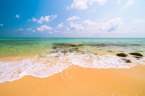 Güzel cennet tropikal plaj ve deniz — Stok fotoğraf
