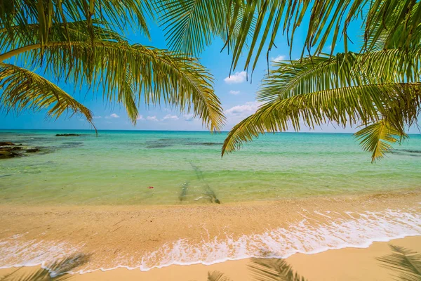 Hermosa isla paradisíaca con mar y playa paisaje — Foto de Stock