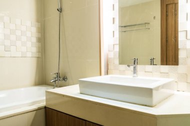 Beyaz lavabo ve musluk banyo dekorasyon