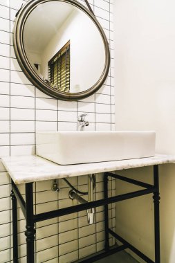 Musluk ve lavabo banyo dekorasyon