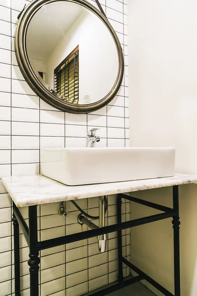 Decoración de grifo y fregadero en el baño — Foto de Stock