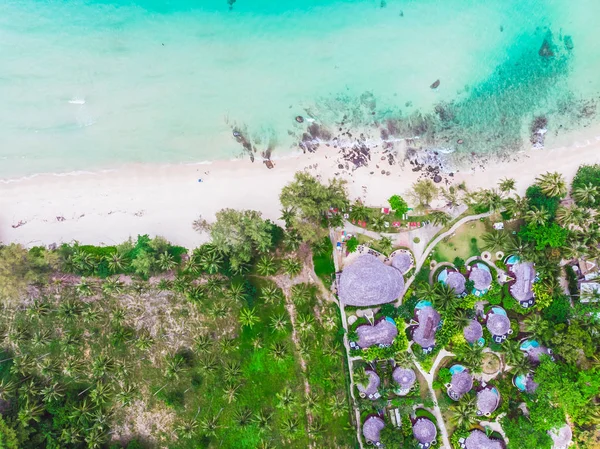 Vista aérea da bela praia e mar com coqueiro — Fotografia de Stock