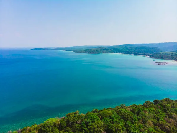 Güzel bir plaj ve deniz Hindistan cevizi hurma ağacı ile havadan görünümü