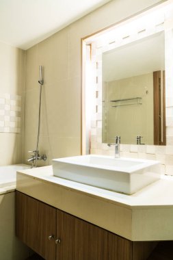 Beyaz lavabo ve musluk banyo dekorasyon