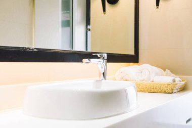 Beyaz lavabo ve musluk suyu