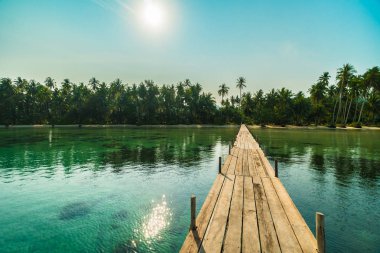 Ahşap köprü ya da plaj ve deniz iskelede