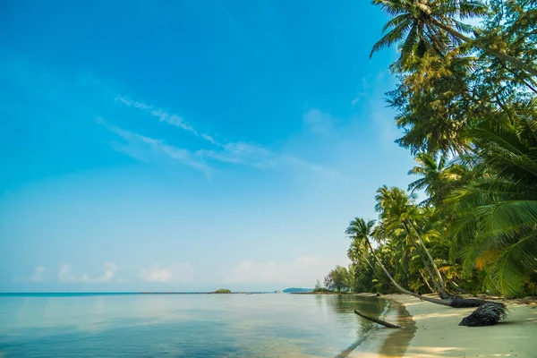 Beautiful paradise island with beach and sea — Stock Photo, Image