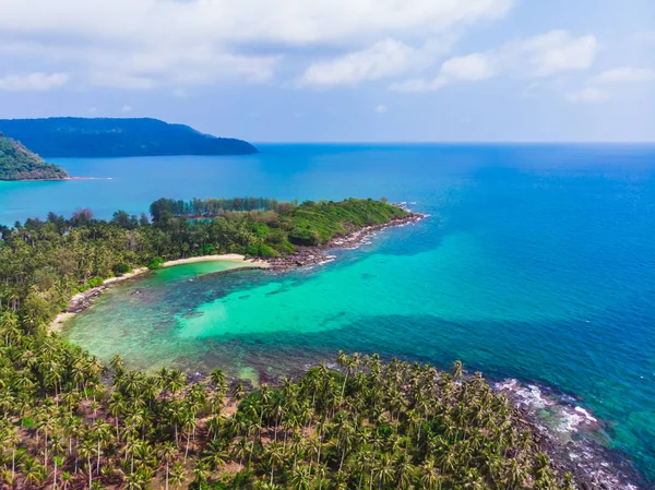 Vista aérea de hermosa playa y mar con palmera de coco —  Fotos de Stock