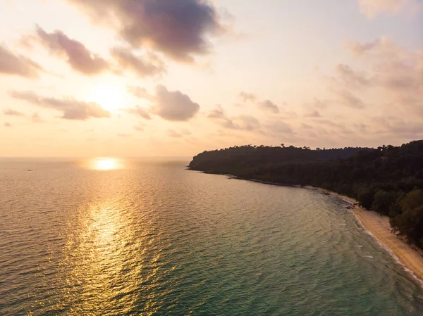 Letecký pohled na nádherné pláže a moře s kokosu palmou na — Stock fotografie