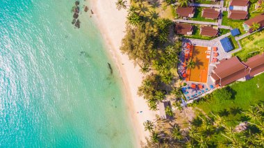 Deniz ve plaj ile havadan görünümü