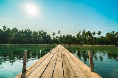 Ahşap köprü ya da plaj ve deniz iskelede