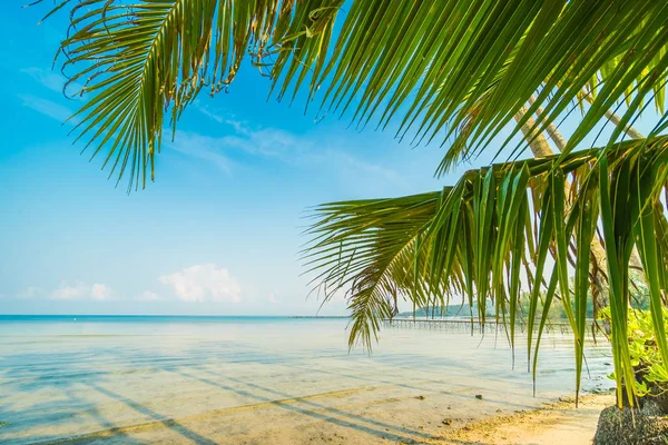 Bellissima isola paradisiaca con spiaggia e mare — Foto Stock