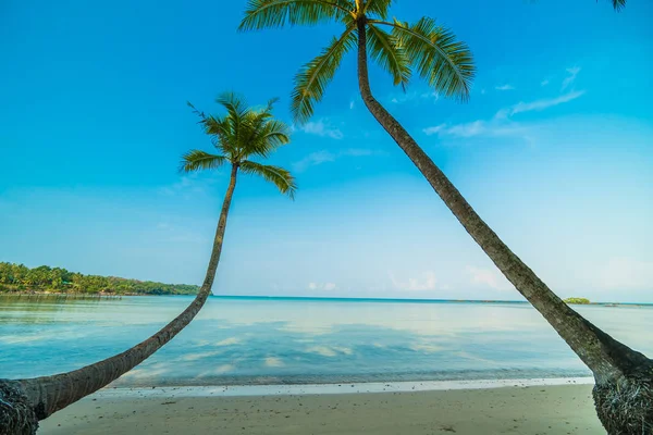 Linda ilha paradisíaca com praia e mar — Fotografia de Stock