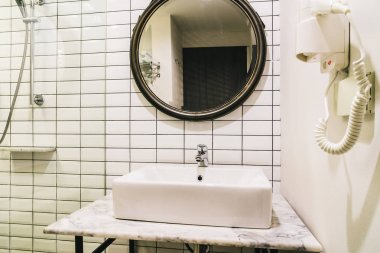 Musluk ve lavabo banyo dekorasyon