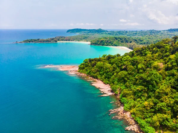 ビーチとココナッツのヤシの木と海の美しい空撮 — ストック写真