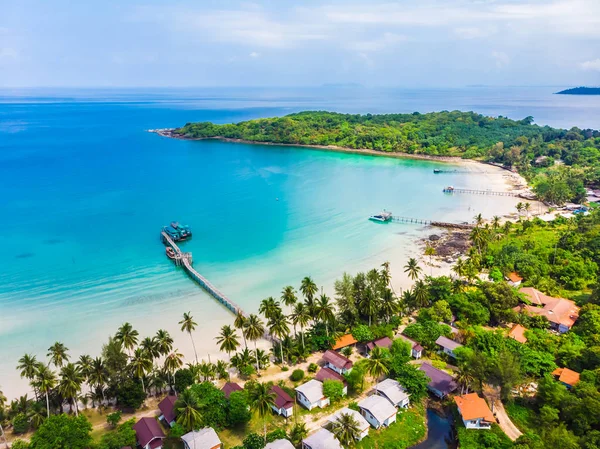 Hermosa vista aérea de la playa y el mar con palmera de coco — Foto de Stock