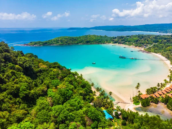 Bela vista aérea de praia e mar com coqueiro — Fotografia de Stock